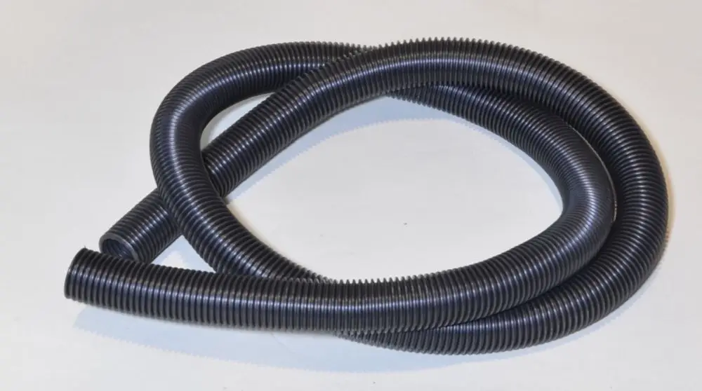 Schwarzer flexibler Saugschlauch, spiralförmig, in einer geschwungenen Form eingelegt. Geeignet für Anwendungen von Remko.
