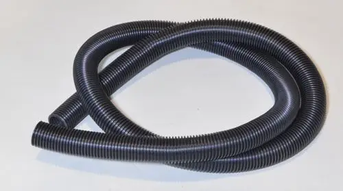 Schwarzer flexibler Saugschlauch, spiralförmig, in einer geschwungenen Form eingelegt. Geeignet für Anwendungen von Remko.