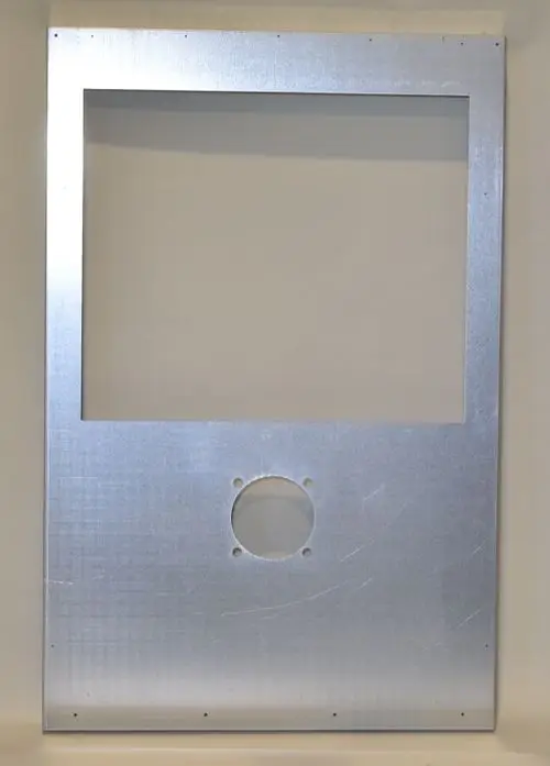 Metallene Trennwand von Remko mit rechteckigem Ausschnitt oben und rundem Loch in der Mitte. Befestigungslöcher sind vorhanden. Beleuchtung klares Materialdesign.