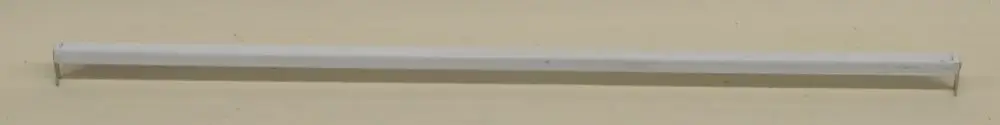 Verbindungsprofil in Weiß, horizontal ausgerichtet, an heller Wand montiert. Das Produkt stammt von der Marke Remko.