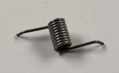 Metallfeder mit gewundenem Körper und zwei abstehenden Enden. Teil eines Luftklappenmechanismus, möglicherweise von der Marke Remko.