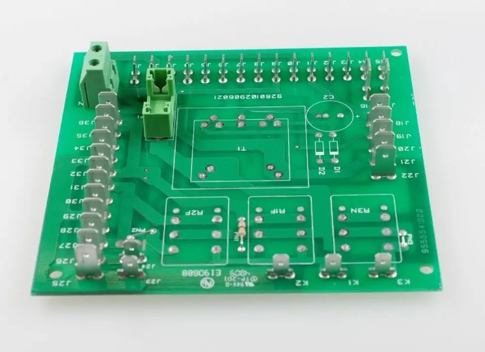 Elektroplatine von Remko, grün mit mehrfachen Lötanschlüssen und Buchsen, geeignet für elektronische Schaltungen.