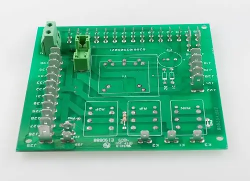 Elektroplatine von Remko, grün mit mehrfachen Lötanschlüssen und Buchsen, geeignet für elektronische Schaltungen.