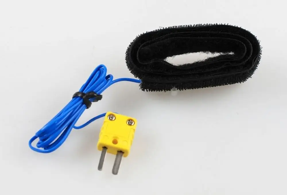 Rohranlegefühler von Remko mit einem flexiblen Kabel und einem Temperaturfühler. Der Fühler ist in einer gepolsterten Halterung untergebracht.