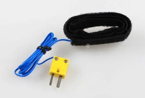 Rohranlegefühler von Remko mit einem flexiblen Kabel und einem Temperaturfühler. Der Fühler ist in einer gepolsterten Halterung untergebracht.
