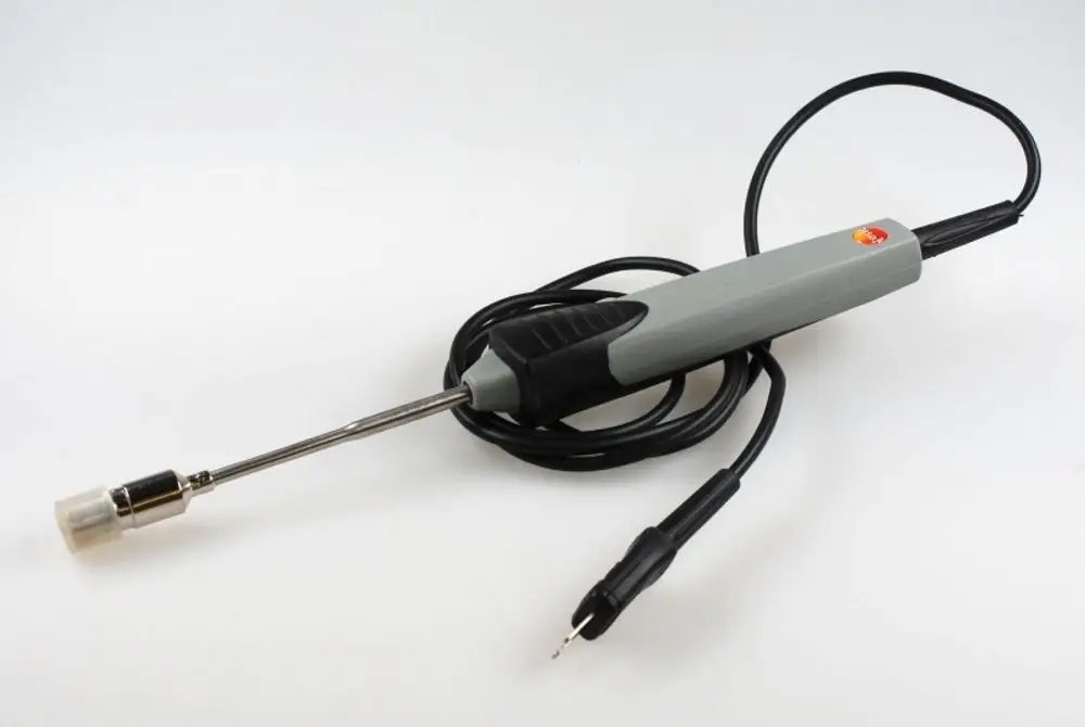 Luftfühler von Remko mit glattem Metallgehäuse, einem langen Sensor und Kabel zur Temperaturmessung, auf weißem Hintergrund abgebildet.