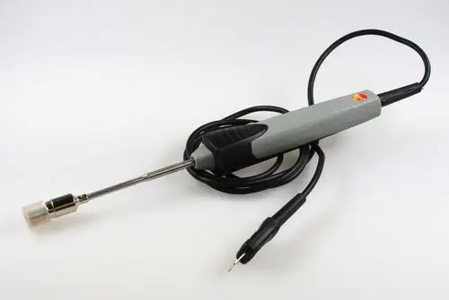 Luftfühler von Remko mit glattem Metallgehäuse, einem langen Sensor und Kabel zur Temperaturmessung, auf weißem Hintergrund abgebildet.