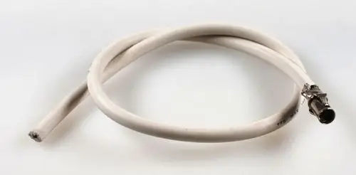 Zündkabel mit Stecker von Remko, gewunden und weiß, mit einer Metallverbindung am Ende.