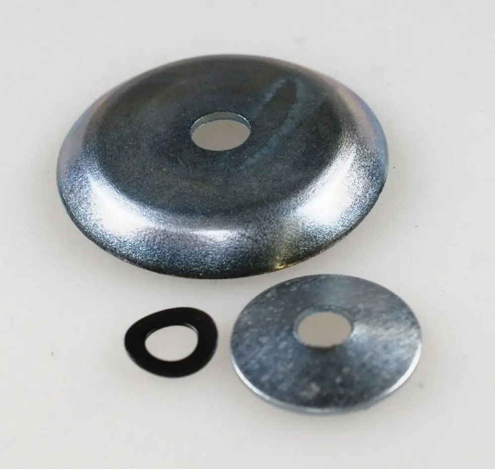 Drei Metallteile: zwei Kupplungsteller in verschiedenen Größen und eine schwarze Dichtung, alle im klaren Design, möglicherweise für Produkte von Remko geeignet.