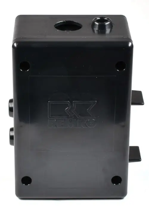 Schaltkastengehäuse in Schwarz mit Öffnungen und Anschlüssen, gekennzeichnet mit dem Logo von Remko.