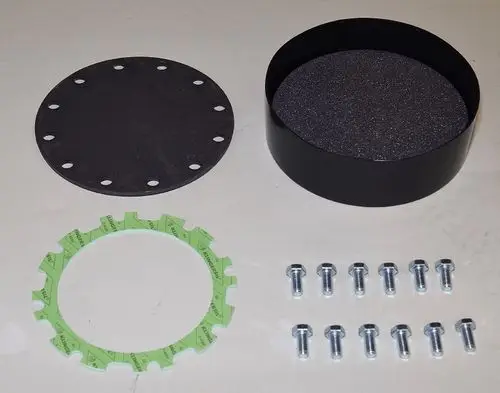 Set aus verschiedenen Komponenten von Remko, darunter eine runde, schwarze Kunststoffschale mit Schaumstoffeinlage, eine Gummidichtung und mehrere Metallbolzen.