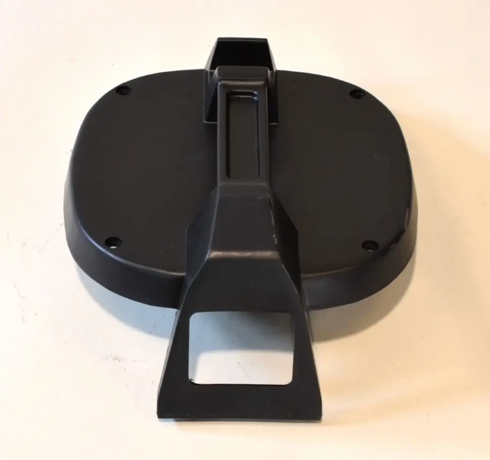 Schwarze Abdeckhaube mit flacher, ovaler Form und zentraler Halterung, gefertigt von Remko. Die Unterseite weist mehrere Befestigungslöcher auf.