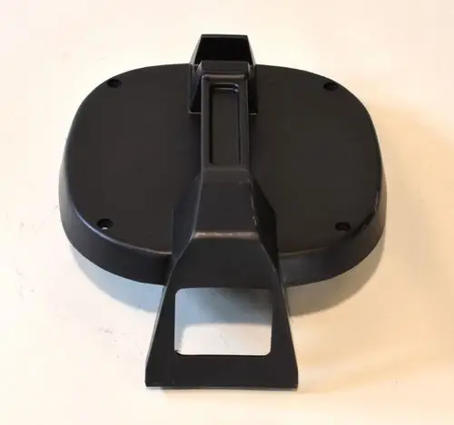Schwarze Abdeckhaube mit flacher, ovaler Form und zentraler Halterung, gefertigt von Remko. Die Unterseite weist mehrere Befestigungslöcher auf.