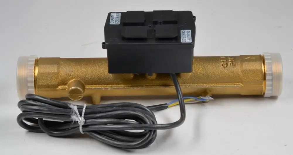 Wärmemengenzähler der Marke Remko, in Bronze-Optik, mit einem elektronischen Modul oben und Kabeln an der Seite für die Anschlussmöglichkeiten.
