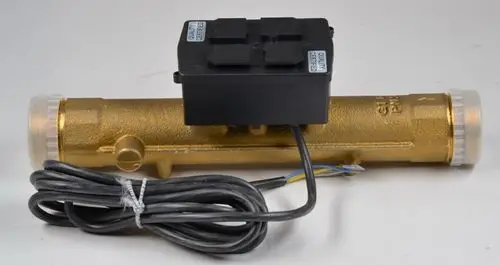 Wärmemengenzähler der Marke Remko, in Bronze-Optik, mit einem elektronischen Modul oben und Kabeln an der Seite für die Anschlussmöglichkeiten.