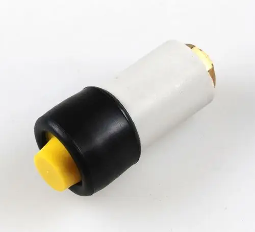 Thermoelement-Tester von Remko, zylindrische Form mit schwarzem Gummigriff und gelber Drucktaste an einem Ende. Einsatz zur Überprüfung von Temperaturfühlern.