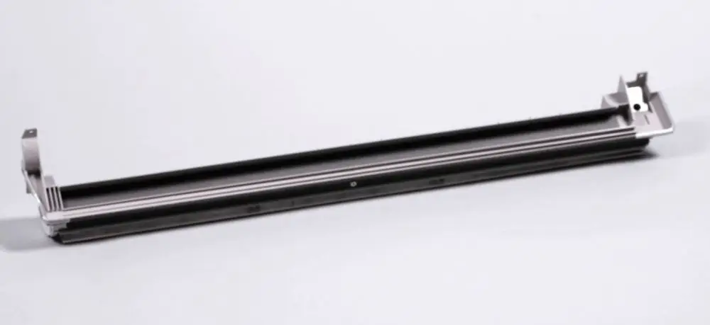 Kondensatwanne von Remko, flaches, längliches Metallteil mit Halterungen an beiden Enden.