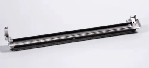 Kondensatwanne von Remko, flaches, längliches Metallteil mit Halterungen an beiden Enden.
