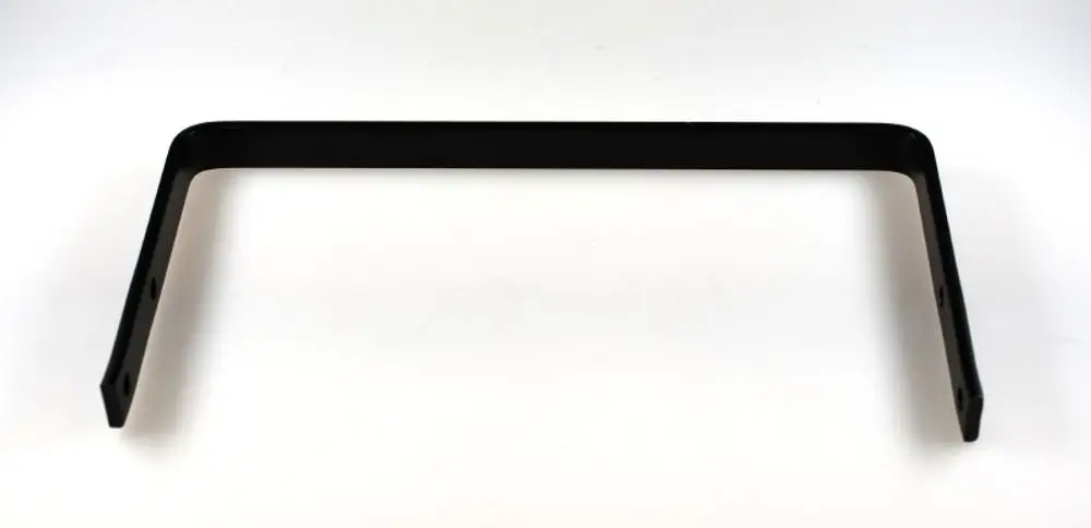 Schwarze, rechteckige Halterung mit zwei Bohrlöchern, möglicherweise ein Stützfuß von Remko, auf weißem Hintergrund.