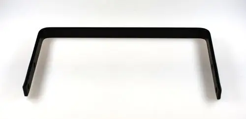 Schwarze, rechteckige Halterung mit zwei Bohrlöchern, möglicherweise ein Stützfuß von Remko, auf weißem Hintergrund.