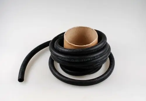 Schwarze Brennstoffleitung von Remko, aufgerollt mit einem Kartoninneren, liegend auf einem weißen Hintergrund. Ein Ende der Leitung ist gerade und das andere geschwungen.