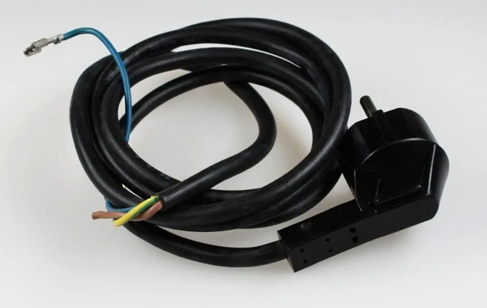 Netzkabel mit Stecker von Remko, schwarze, flexible Leitung mit angeschlossenem Stecker und mehreren Adern für die Stromversorgung.
