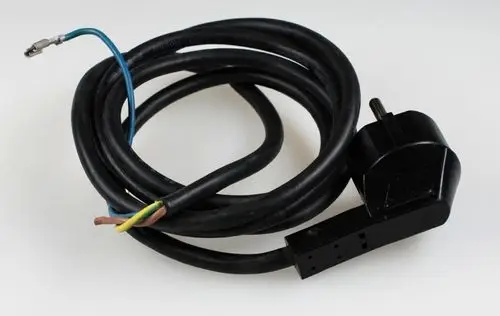Netzkabel mit Stecker von Remko, schwarze, flexible Leitung mit angeschlossenem Stecker und mehreren Adern für die Stromversorgung.