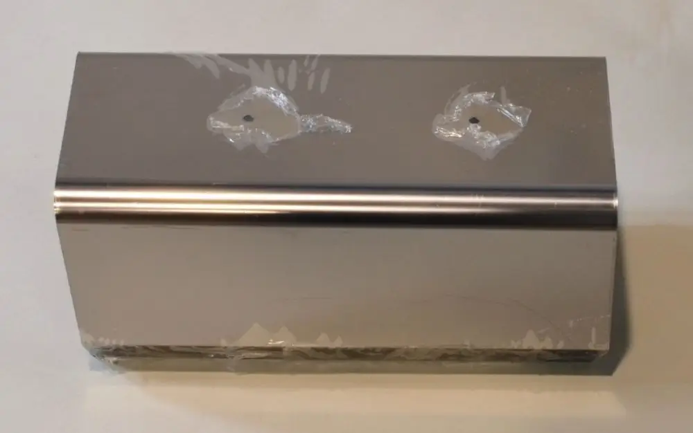 Edelstahlgehäuse mit zwei Löchern, produziert von Remko. Die Oberfläche ist glänzend und die Kanten sind abgerundet. Passend für verschiedene Anwendungen in der Haustechnik.