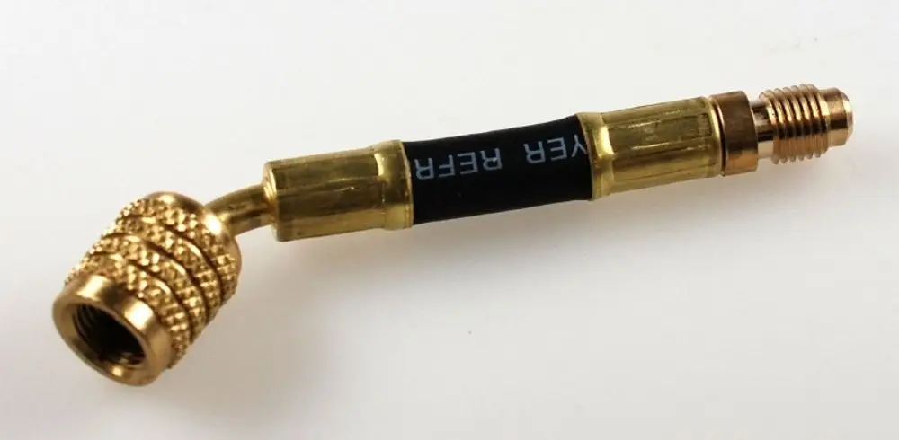 Flexibler Adapter von Remko mit gebogenem Ende und zwei unterschiedlichen Gewindeanschlüssen, einer mit Innen- und einer mit Außengewinde.
