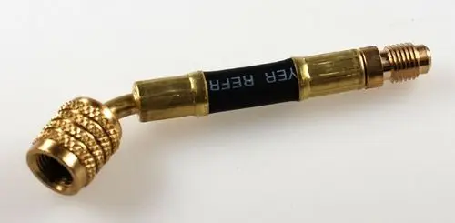 Flexibler Adapter von Remko mit gebogenem Ende und zwei unterschiedlichen Gewindeanschlüssen, einer mit Innen- und einer mit Außengewinde.