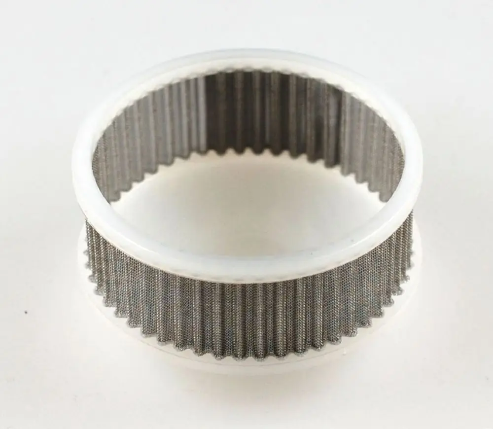 Pumpenfilter mit metallischem Sieb, umgeben von einem weißen Kunststoffrahmen. Geeignet für den Einsatz in Heizsystemen, einschließlich Produkte von Remko.