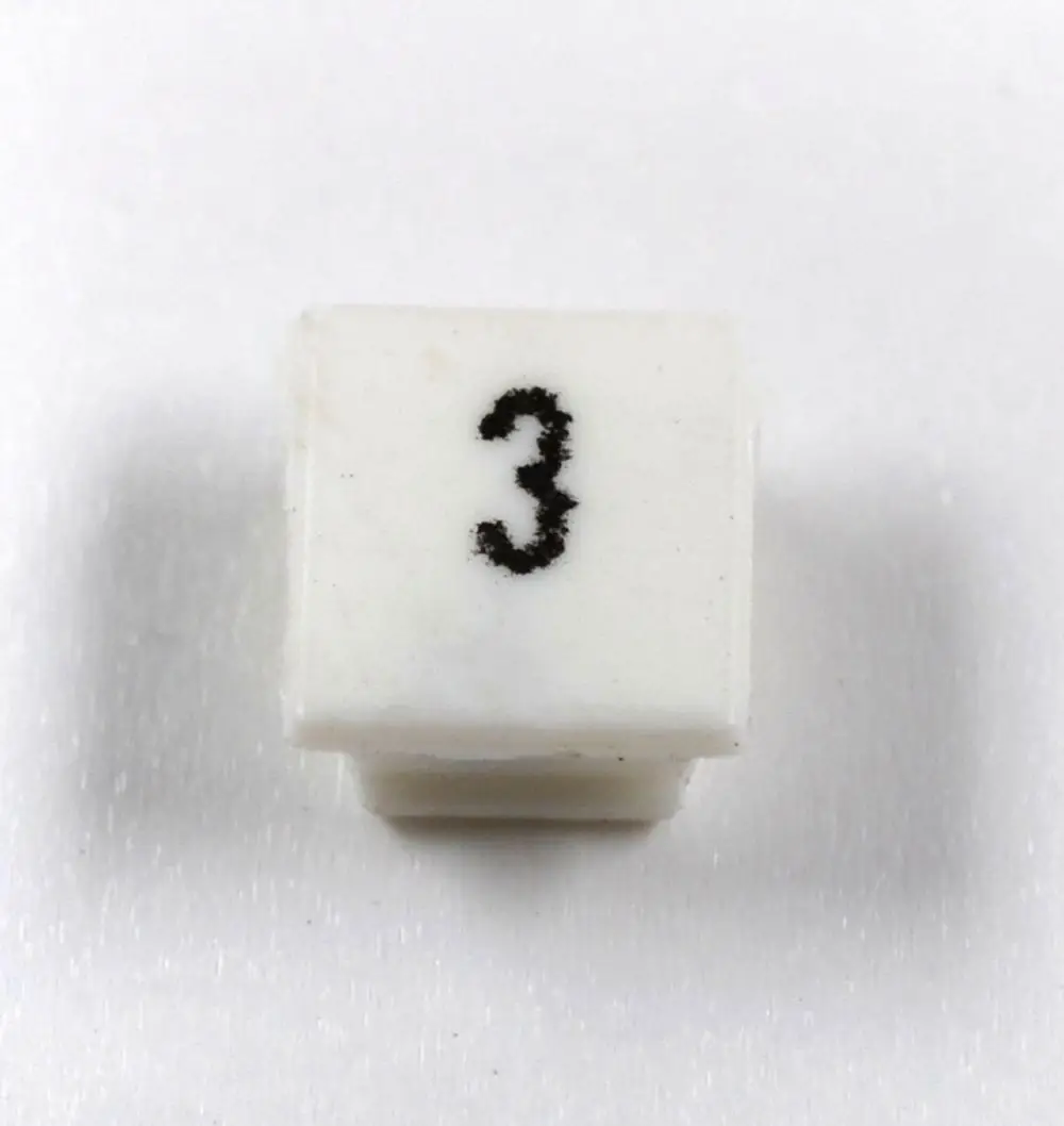 Weiße Klemmenmarkierung mit der Zahl 3 in Schwarz, geeignet für die Kennzeichnung von Kabeln oder Anschlüssen, hergestellt von Remko.