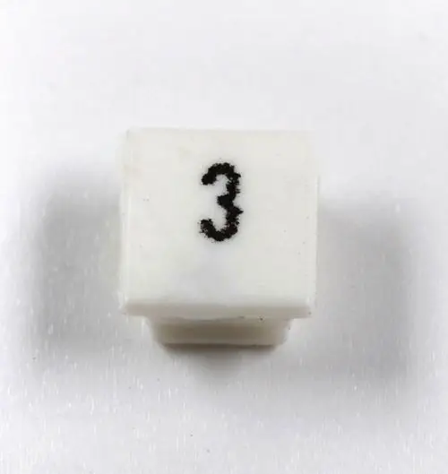 Weiße Klemmenmarkierung mit der Zahl 3 in Schwarz, geeignet für die Kennzeichnung von Kabeln oder Anschlüssen, hergestellt von Remko.