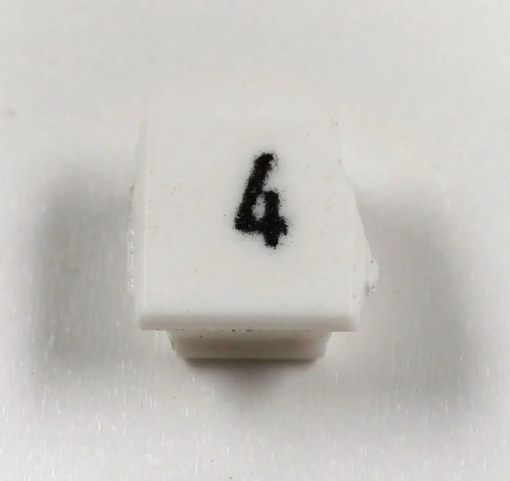 Weiße Klemmenmarkierung mit der Nummer 4, angezeigt in schwarzer Schrift. Produkt von Remko, zur Kennzeichnung von Klemmen oder Anschlüssen geeignet.