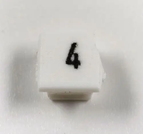 Weiße Klemmenmarkierung mit der Nummer 4, angezeigt in schwarzer Schrift. Produkt von Remko, zur Kennzeichnung von Klemmen oder Anschlüssen geeignet.