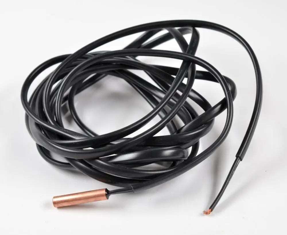 Schwarzes Kabel, in Schleifen gewickelt, mit einem kupferfarbenen Ende. Es handelt sich um einen Temperaturfühler von Remko, ohne erkennbare Maße oder spezifische Merkmale.