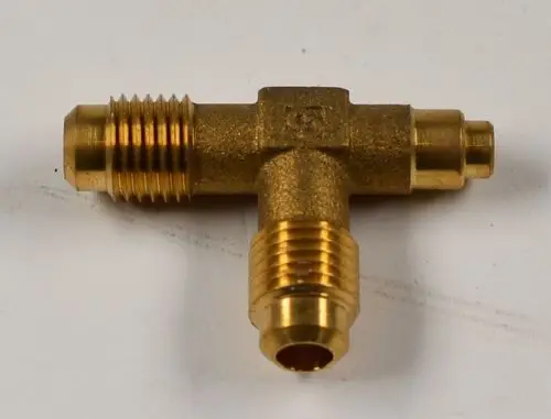 Goldfarbener Füllnippel für Kältemittel, mit zwei konischen Gewinden an den Enden und einem Anschluss in der Mitte. Produkt von Remko, geeignet für Kältesysteme.