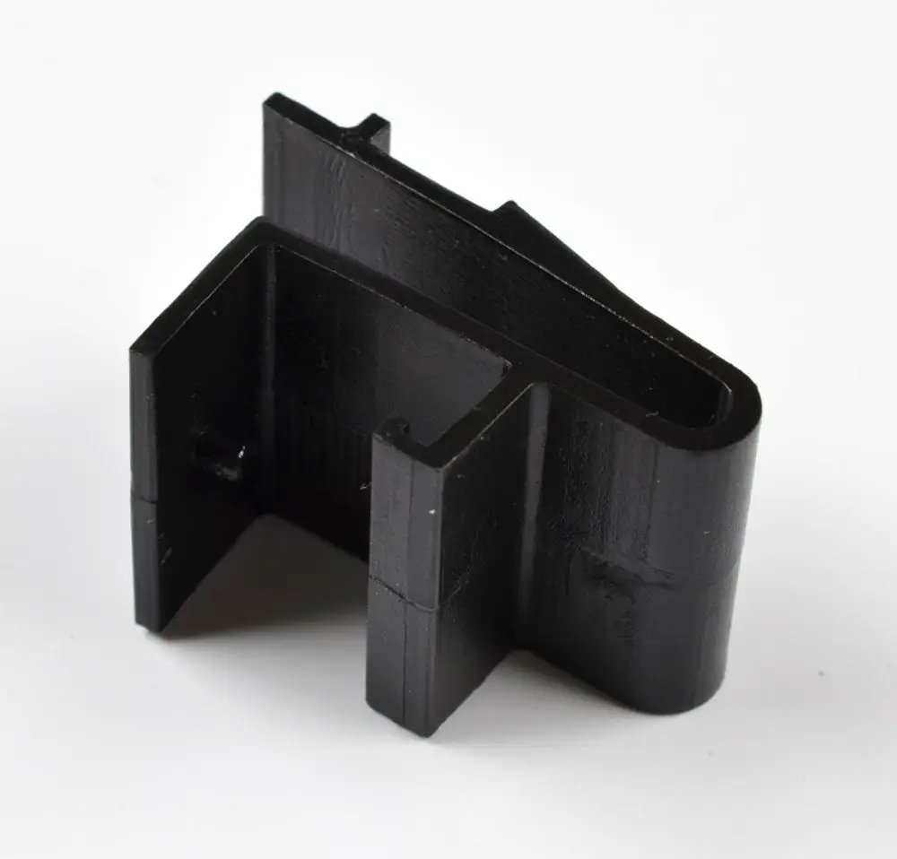 Schwarze Kunststoff-Komponente mit einer Aussparung und einer Verriegelungsfunktion, möglicherweise zur Verwendung in Remko Produkten.