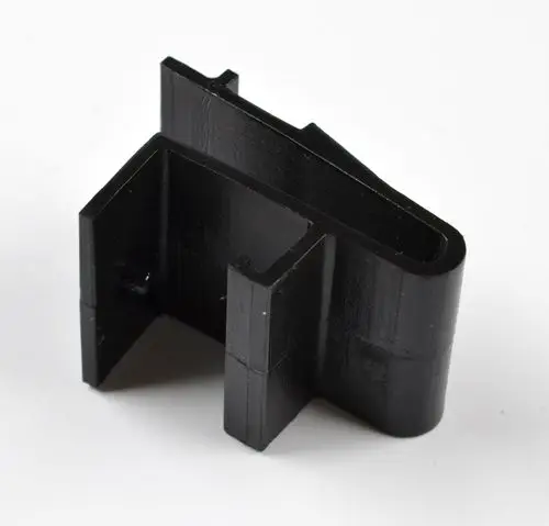 Schwarze Kunststoff-Komponente mit einer Aussparung und einer Verriegelungsfunktion, möglicherweise zur Verwendung in Remko Produkten.