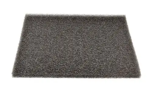 Grauer Staubfilter aus offenporigem Material, geeignet für den Einsatz in Geräten von Remko. Die Struktur ist gleichmäßig und verleiht eine hohe Filtereffizienz.
