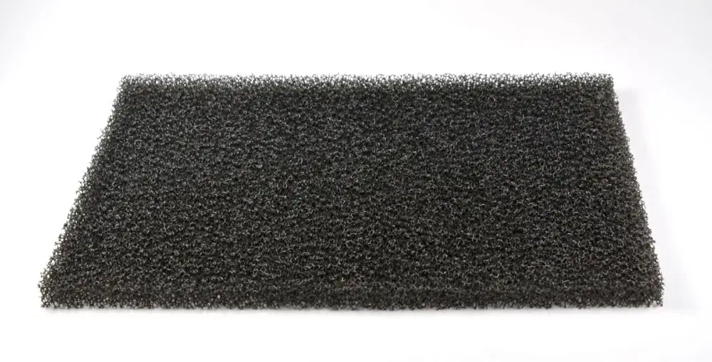 Schwarzer Filter aus offenzelligem Material, geeignet für die Verwendung mit Remko-Geräten zur Luftreinigung oder -filterung.