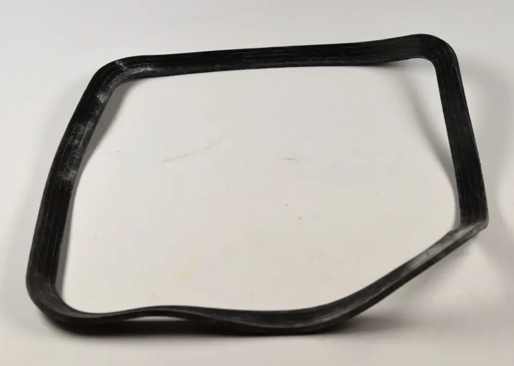 Dichtung in schmaler, rechteckiger Form aus schwarzem Material, möglicherweise für einen Turbinenträger. Produkt könnte von Remko stammen.