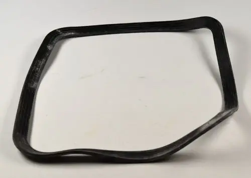Dichtung in schmaler, rechteckiger Form aus schwarzem Material, möglicherweise für einen Turbinenträger. Produkt könnte von Remko stammen.