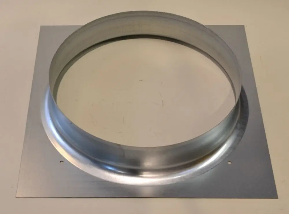 Wandringplatte für die Montage, gefertigt aus Metall. Sie zeigt eine runde Öffnung und ist für Anwendungen von Remko konzipiert. Silberne Oberfläche auf quadratischem Metallblech.