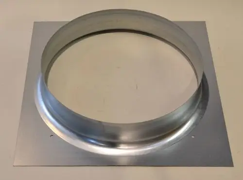 Wandringplatte für die Montage, gefertigt aus Metall. Sie zeigt eine runde Öffnung und ist für Anwendungen von Remko konzipiert. Silberne Oberfläche auf quadratischem Metallblech.