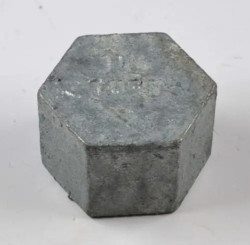Sechseckige Metallkappe mit einer rauen Oberfläche, die für Verschlüsse bestimmt ist. Sie könnte in Verbindung mit Remko-Produkten verwendet werden.