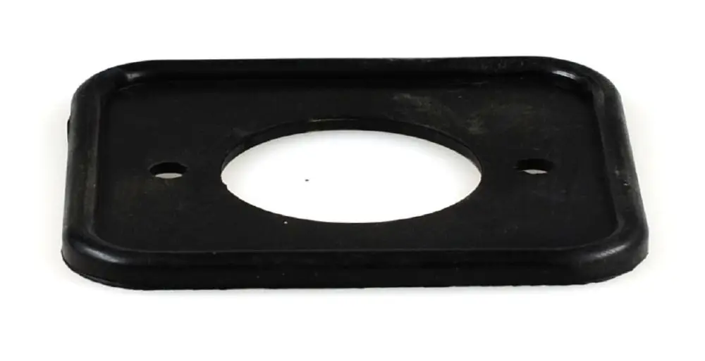 Schwarze Dichtung mit rechteckiger Form und rundem Ausschnitt. Verwendung in Verbindung mit Remko-Produkten. Zwei kleine Löcher zum Befestigen sind erkennbar.
