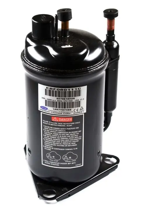 Schwarzer Kompressor von Remko mit zwei Anschlüssen und sicherheitsrelevanten Warnhinweisen auf der Seite. Montageplatte an der Unterseite sichtbar.