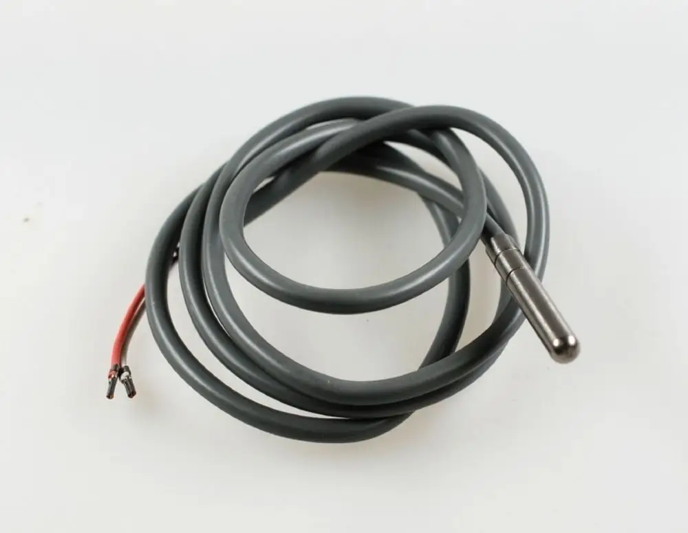 Sonde mit einem grauen Kabel, das zu einem metallischen Ende führt, das für Temperaturmessungen geeignet ist. Hersteller ist Remko.