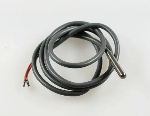 Sonde mit einem grauen Kabel, das zu einem metallischen Ende führt, das für Temperaturmessungen geeignet ist. Hersteller ist Remko.